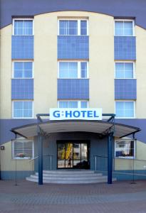 ein Hotelgebäude mit einem Schild, das das Hotel liest in der Unterkunft Garni G Hotel Žilina in Žilina