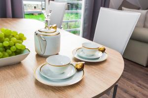 Apartamenty Dawna Wisłaにあるコーヒーまたはお茶