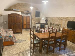 a living room with a wooden table and chairs at La casetta di Bianca in Sulmona