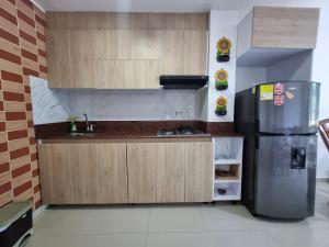 a kitchen with a refrigerator and a sink at Hermoso Apartamento Cerca a la Playa Puerto Colombia in Puerto Colombia