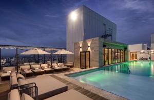 - une piscine sur le toit d'un immeuble la nuit dans l'établissement Santo Domingo Marriott Hotel Piantini, à Saint-Domingue
