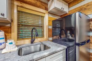eine Küche mit einer Spüle und einem Kühlschrank in der Unterkunft Up the Creek in Gatlinburg