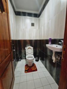 La salle de bains est pourvue de toilettes et d'un lavabo. dans l'établissement ORAN Frange Maritime, à Oran