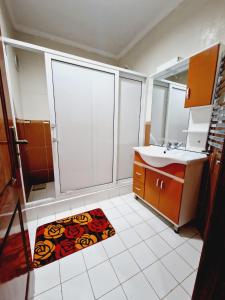 La salle de bains est pourvue d'un lavabo et d'un miroir. dans l'établissement ORAN Frange Maritime, à Oran