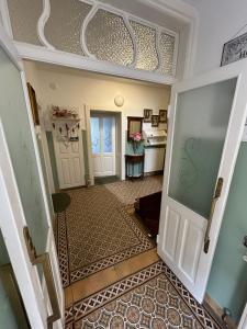 un couloir avec une porte ouverte et une cuisine en arrière-plan dans l'établissement Vila Ana Generoes Bled, à Bled