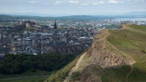 uma vista para uma cidade a partir do topo de uma colina em Edinburgh Central Ground Floor ApartHotel em Edimburgo