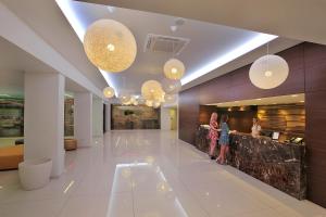Lobbyen eller receptionen på Nelia Beach Hotel & Spa