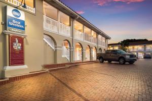 a truck parked in front of a building at Best Western Historic Bayfront in Saint Augustine