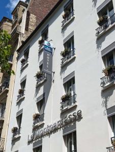 un edificio blanco con un cartel en el costado en Best Western Hotel Le Montparnasse en París