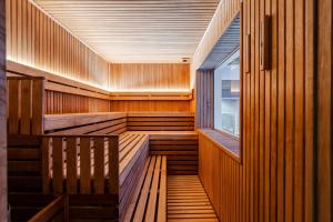 pusta sauna z drewnianymi ścianami i oknem w obiekcie Radisson Blu Daugava Hotel, Riga w Rydze