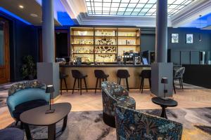 Best Western Premier Le Chapitre Hotel and Spa tesisinde lounge veya bar alanı