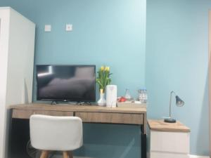 Televisyen dan/atau pusat hiburan di An Exclusive Room in a Hotel, Free Parking, Resturant, Bar and More