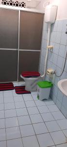 uma casa de banho com um WC e um lavatório em Casa Duplex na Praia de Catuama em Ponta do Funil
