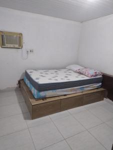 uma cama num quarto com um colchão numa plataforma de madeira em Casa Duplex na Praia de Catuama em Ponta do Funil