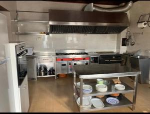 eine Küche mit Küchengeräten aus Edelstahl in der Unterkunft Casa Goris in Merza