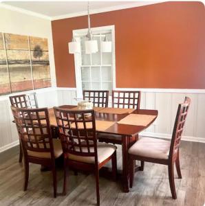 - une salle à manger avec une table et des chaises en bois dans l'établissement Queen Suite - Hot Tub - 10 Mins to Downtown Room 2, à Atlanta