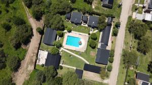 - une vue aérienne sur une ferme solaire avec une piscine dans l'établissement Estacion Potrero Cabañas y Habitaciones, à Potrero de los Funes
