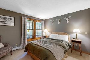 DoverにあるKingswood Retreatのベッドルーム1室(壁にアントラ付きのベッド1台付) +22枚の写真