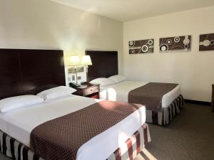 Een bed of bedden in een kamer bij Hotel GH Guaparo Suites
