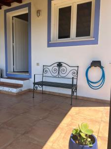 un banco negro sentado en una habitación con ventana en Monte da Bela Vista, Colos, en Colos 8 fotos más