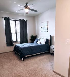 sypialnia z łóżkiem i wentylatorem sufitowym w obiekcie Midtown Condo with skyline view w mieście Houston