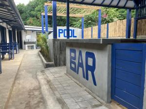 una señal azul y blanca en el lateral de un edificio en Hostel Gili Trawangan, en Gili Trawangan