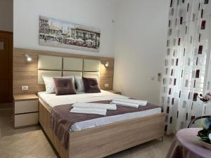 1 dormitorio con 1 cama grande y toallas. en Apartments Sija, en Ulcinj