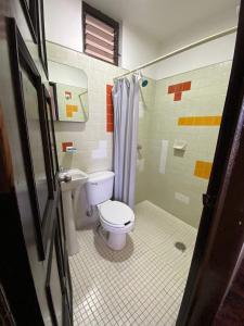 ein Badezimmer mit Toilette und Dusche in der Unterkunft Hotel Flamingos in Guadalajara + 20 Fotos