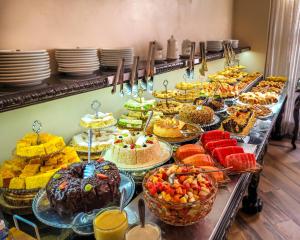 ein Buffet mit vielen verschiedenen Desserts in der Unterkunft Seringal Hotel in Manaus