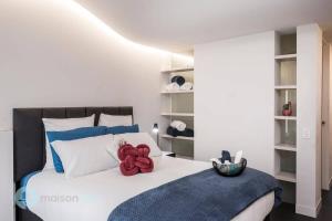 ein Schlafzimmer mit einem Bett mit einer roten Blume darauf in der Unterkunft 1 Bedroom Apt With Parking Walk to ANU in Canberra