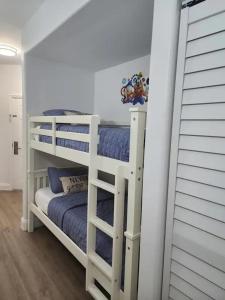 Ένα ή περισσότερα κρεβάτια σε δωμάτιο στο Orlando 3rd Floor - Blue Heron +14 φωτογραφίες