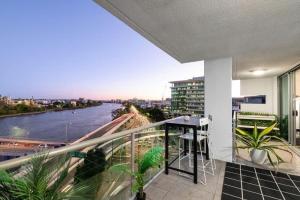 uma varanda de um edifício com vista para um rio em Spacious River view 3 Bdrm Apt with 2 Car spaces em Brisbane