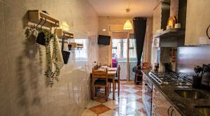 a kitchen with a sink and a table in it at Apartamento A Casa De Silvia in Padrón