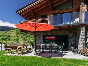 Ein allgemeiner Bergblick oder ein Berglick von des Chalets aus