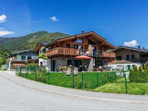 Ein allgemeiner Bergblick oder ein Berglick von des Chalets aus