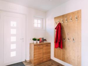 Zimmer mit Holztür und Holzkommode in der Unterkunft Tauern Lodge L in Piesendorf