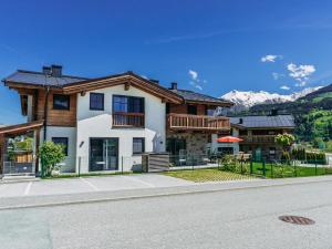 Ein allgemeiner Bergblick oder ein Berglick von des Chalets aus