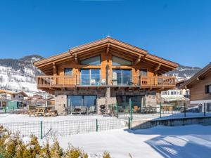 Ein allgemeiner Bergblick oder ein Berglick von des Chalets aus