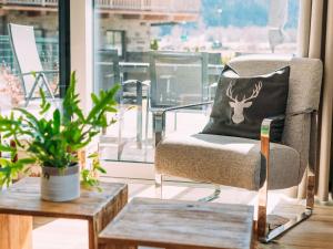 Ein Sitzbereich in der Unterkunft Tauern Lodge L