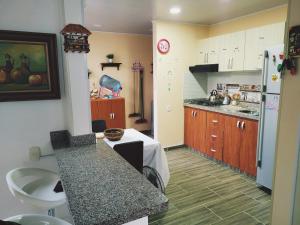 Kuchyň nebo kuchyňský kout v ubytování Casa descanso en Anapoima Conjunto con piscina 3 habitaciones