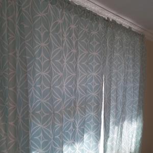 - un rideau dans une chambre avec fenêtre dans l'établissement Sandton guesthouse, 