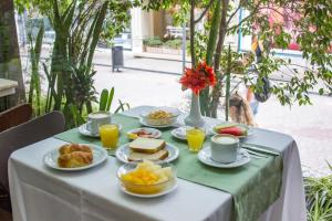 Hostal Santa Fe De La Veracruz في سانتا في: طاولة عليها أطباق من طعام الإفطار