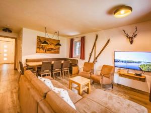 un soggiorno con divano e tavolo di Lodge Elise a Wald im Pinzgau