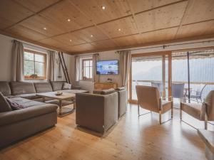salon z kanapą, krzesłami i telewizorem w obiekcie Bella Vista S w mieście Wald im Pinzgau