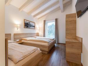 2 camas en una habitación con ventana en Apartment Eder 302 en Viehhofen
