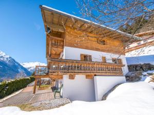 uma casa nas montanhas com uma varanda em Bella Vista XL em Wald im Pinzgau