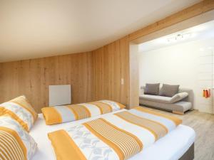 - une chambre avec deux lits et un canapé dans l'établissement Rupertihof I, à Saalbach-Hinterglemm