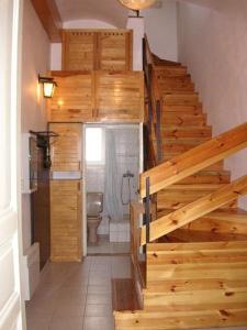 eine Treppe im Bad mit WC und Treppenaufgang in der Unterkunft Hostel Bell in Prag