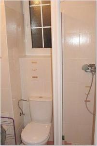 La salle de bains est pourvue de toilettes et d'une fenêtre. dans l'établissement Hostel Bell, à Prague