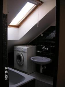 La salle de bains est pourvue d'un lavabo, de toilettes et d'une fenêtre. dans l'établissement Hostel Bell, à Prague